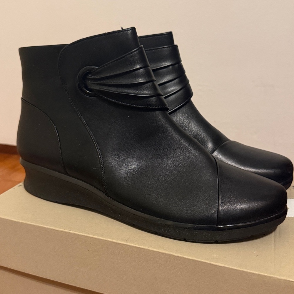 Clarks Black Leather Ankle Booties Side Zip Comfort Boots Size 8.5